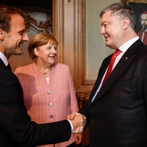 Le président de la République française Emmanuel Macron, la chancelière fédérale d'Allemagne Angela Merkel et le président d'Ukraine Petro Poroshenk lors d'un meeting à Aix-la-Chapelle, en Allemagne, le 10 mai 2018.