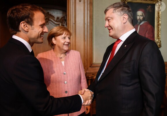 Le président de la République française Emmanuel Macron, la chancelière fédérale d'Allemagne Angela Merkel et le président d'Ukraine Petro Poroshenk lors d'un meeting à Aix-la-Chapelle, en Allemagne, le 10 mai 2018.