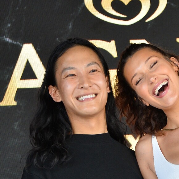 Bella Hadid, nouvelle égérie Magnum, lors d'une conférence de presse pour le lancement de la glace du styliste Alexander Wang à la plage Magnum à Cannes le 10 mai 2018 Veeren / Bestimage