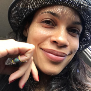 Rosario Dawson fête ses 39 ans en toute légèreté, posant dénudée sur Instagram, ce 10 mai 2018.