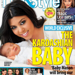 Kourtney Kardashian présente son fils Mason en couverture du magazine "Life & Style". Décembre 2009.