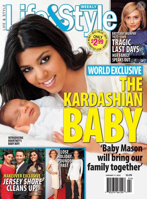 Kourtney Kardashian présente son fils Mason en couverture du magazine "Life & Style". Décembre 2009.