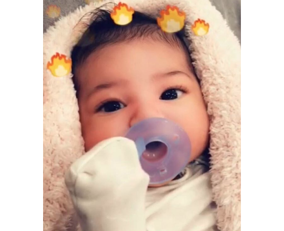 Première photo de Stormi Webster, fille de Kylie Jenner et Travis Scott, publiée sur le compte Snapchat de sa mère. Mars 2018.