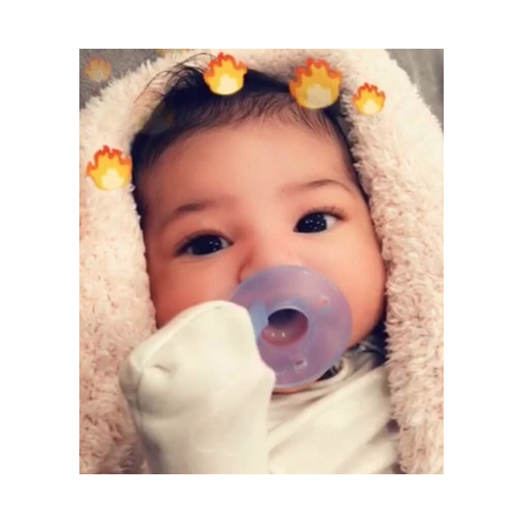 Première photo de Stormi Webster, fille de Kylie Jenner et Travis Scott, publiée sur le compte Snapchat de sa mère. Mars 2018.