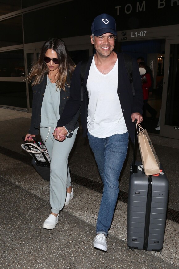 Jessica Alba et son mari Cash Warren arrivent main dans la main à l'aéroport de LAX à Los Angeles en provenance de Cabo San Lucas au Mexique, le 2 mai 2018