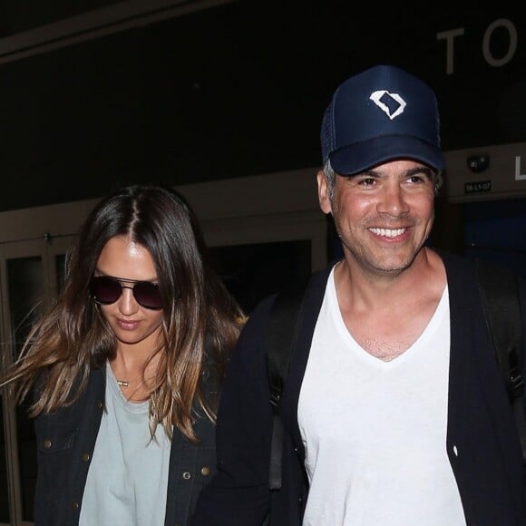 Jessica Alba et son mari Cash Warren arrivent main dans la main à l'aéroport de LAX à Los Angeles en provenance de Cabo San Lucas au Mexique, le 2 mai 2018