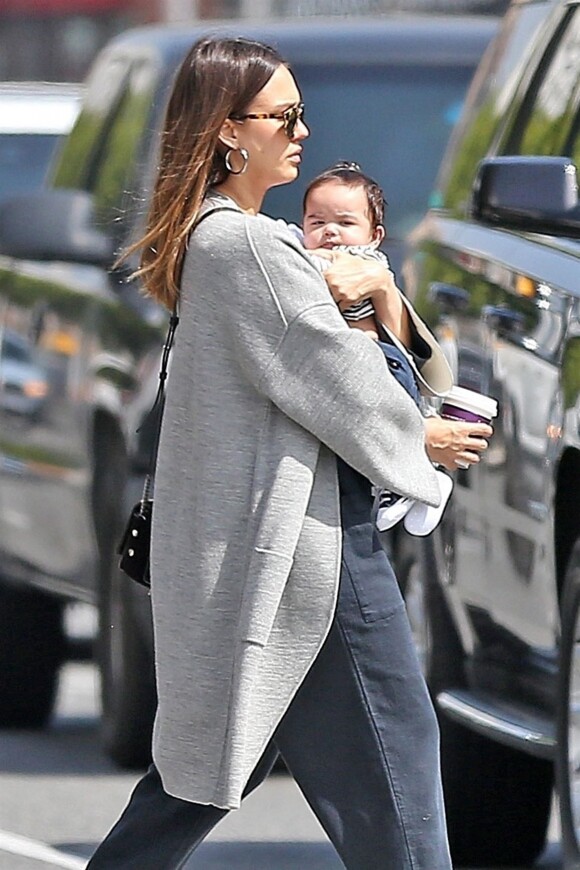 Exclusif - Jessica Alba fait du shopping avec son fils Hayes à Los Angeles, le 24 avril 2018.