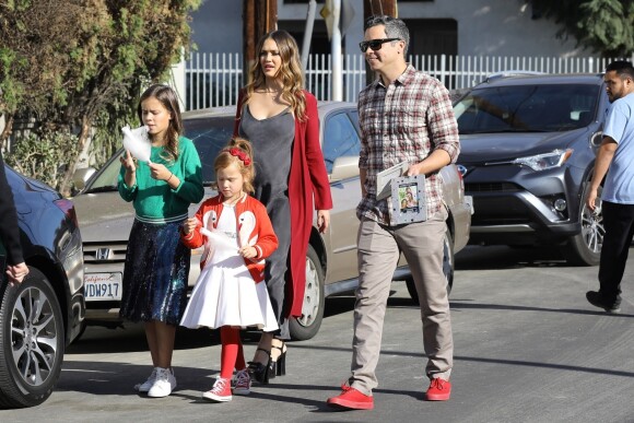Jessica Alba enceinte a passé la journée avec son mari Cash Warren et ses filles Honor et Haven au Lyft Community Holiday Fiesta à Los Angeles, le 17 décembre 2017