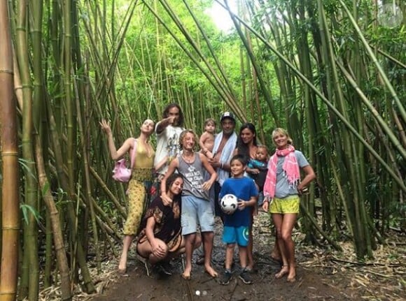 Yannick Noah entouré de tous ses enfants et petits-enfants, mais aussi de sa femme Isabelle Camus, à Hawaï. Photo publiée par Jenaye Noah sur Instagram le 13 mai 2018.