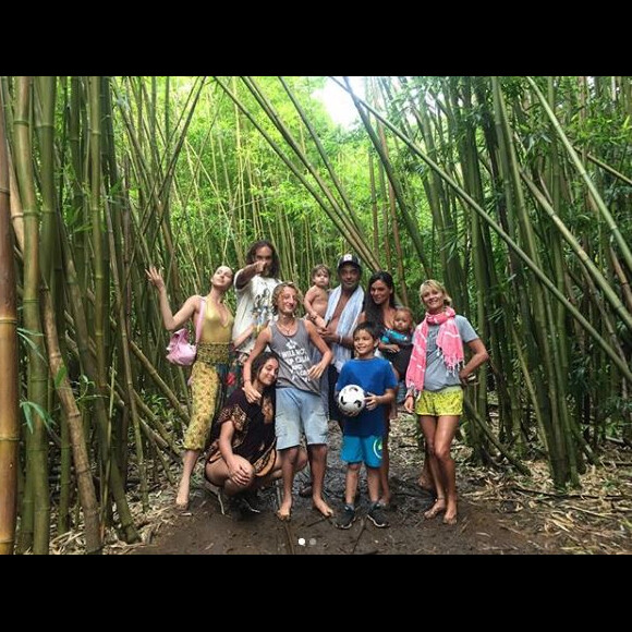 Yannick Noah entouré de tous ses enfants et petits-enfants, mais aussi de sa femme Isabelle Camus, à Hawaï. Photo publiée par Jenaye Noah sur Instagram le 13 mai 2018.