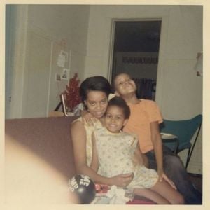 Michelle Obama a dévoilé cette photo d'elle, enfant, avec sa maman et son frère, sur Instagram, le 13 mai 2018