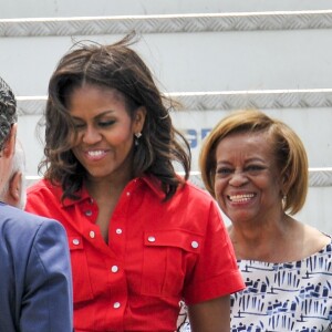 La première dame des Etats-Unis Michelle Obama, ses filles Malia et Sasha et sa mère Marian Robinson à leur accueil par Luigi Brugnaro et Luca Zaia lors de leur arrivée en avion à l'aéroport de Venise, le 19 juin 2015.