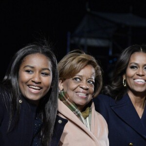 Barack Obama, Malia et Sasha, Marian Robinson et Michelle Obama lors de l'illumination du sapin de noël de la Maison Blanche, le 3 décembre 2015