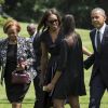 Marian Robinson, Michelle Obama, Sasha Obama et Barack Obama dans les jardins de la Maison Blanche, le 6 juin 2015