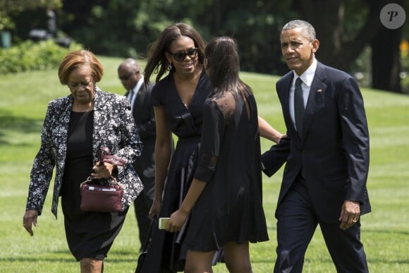 Marian Robinson, Michelle Obama, Sasha Obama et Barack Obama dans les jardins de la Maison Blanche, le 6 juin 2015
