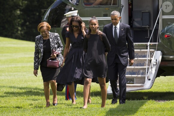 Marian Robinson, Michelle Obama, Sasha Obama et Barack Obama dans les jardins de la Maison Blanche, le 6 juin 2015