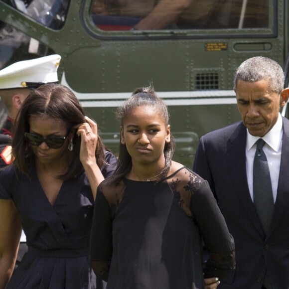 Marian Robinson, Michelle Obama, Sasha Obama et Barack Obama dans les jardins de la Maison Blanche, le 6 juin 2015