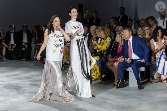 Michelle Rodriguez et Erin O'Connor lors du défilé de mode "Fashion For Relief" lors du 71ème Festival International du Film de Cannes, France, le 13 mai 2018 © Cyril Moreau/Bestimage