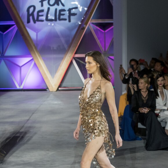 Bella Hadid lors du photocall du défilé de mode "Fashion For Relief" lors du Festival International du Film de Cannes, France, le 13 mai 2018. © Cyril Moreau/Bestimage