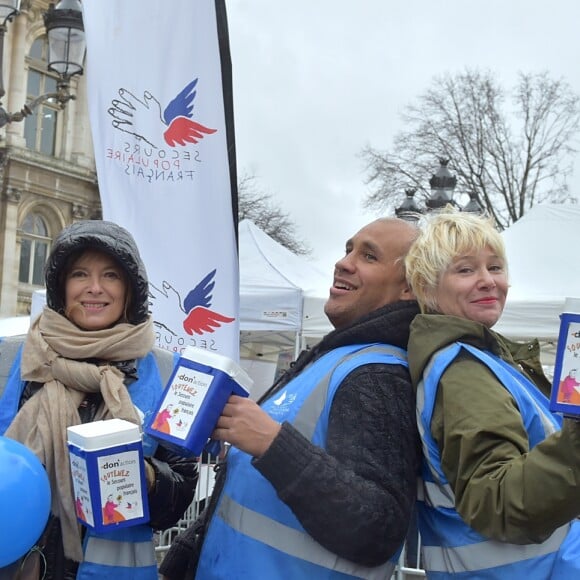 Christian Rauth, Valérie Trierweiler, Romain Magellan, Maïtena Biraben lors du lancement de la campagne du Secours Populaire "Don'Actions" sur le parvis de l'hôtel de ville de Paris le 20 janvier 2018. © Giancarlo Gorassini / Bestimage