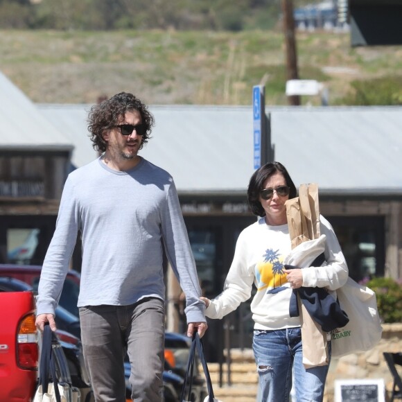 Exclusif  - Shannen Doherty et son mari Kurt Iswarienko font leurs courses, Shannen semble en bonne santé après avoir subi un traitement contre le cancer à Malibu le 17 mars 2017.