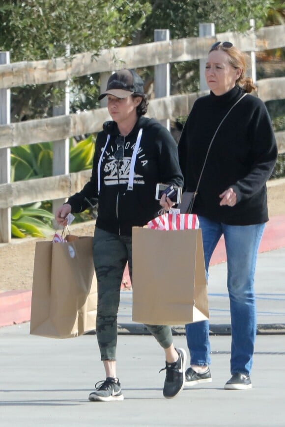 Exclusif - Shannen Doherty et sa mère Rosa font des courses chez "Trancas Country Market" à Malibu, le 22 décembre 2017.
