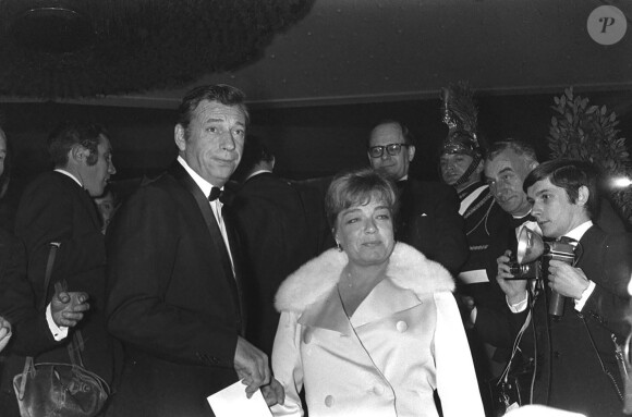 Yves Montand et Simone Signoret - Avant-première du film Grand Prix à Paris en 1967