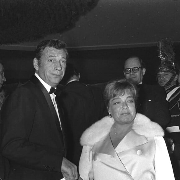 Yves Montand et Simone Signoret - Avant-première du film Grand Prix à Paris en 1967