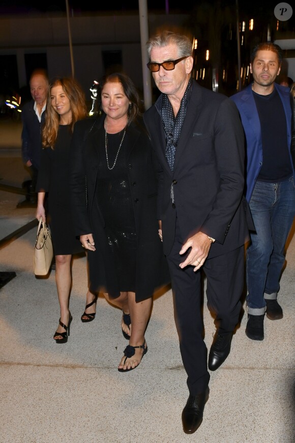 Pierce Brosnan et sa femme Keely Shaye Smith à la soirée Amfar & Nuitapp.com Yacht lors du 71ème Festival International du Film de Cannes, le 16 mai 2018.