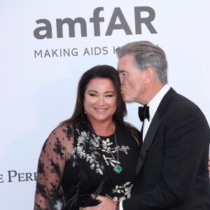 Pierce Brosnan et sa femme Keely Shaye Smith - Photocall de la soirée "amfAR Gala Cannes 2018" à l'Eden Roc au Cap d'Antibes, le 17 mai 2018. © Jacovides/Borde/Moreau/Bestimage