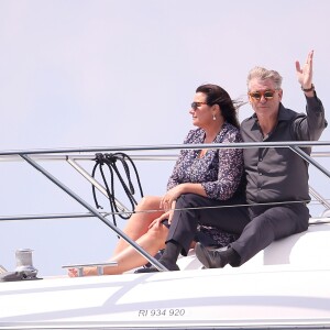 Exclusif - Pierce Brosnan et sa femme Keely Shaye Smith profitent du soleil sur un yacht lors du 71ème Festival International du Film de Cannes, France, le 17 mai 2018.