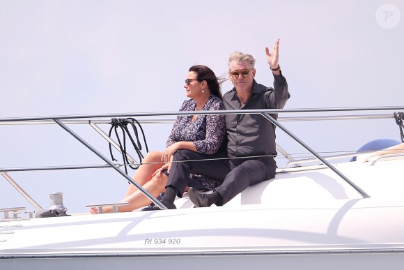 Exclusif - Pierce Brosnan et sa femme Keely Shaye Smith profitent du soleil sur un yacht lors du 71ème Festival International du Film de Cannes, France, le 17 mai 2018.