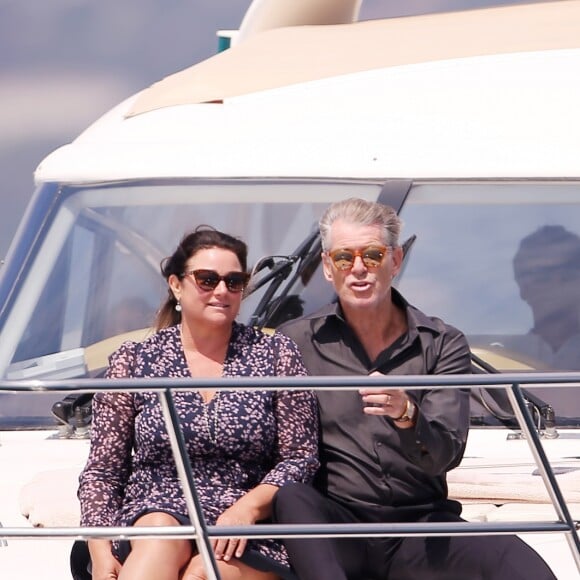 Exclusif - Pierce Brosnan et sa femme Keely Shaye Smith profitent du soleil sur un yacht lors du 71ème Festival International du Film de Cannes, France, le 17 mai 2018.