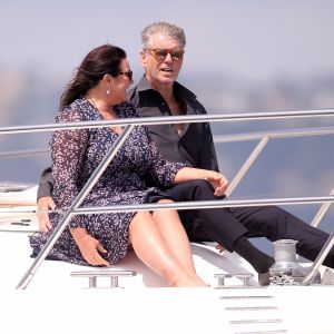 Exclusif - Pierce Brosnan et sa femme Keely Shaye Smith profitent du soleil sur un yacht lors du 71ème Festival International du Film de Cannes, France, le 17 mai 2018.