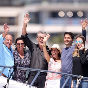 Exclusif - Pierce Brosnan et sa femme Keely Shaye Smith profitent du soleil sur un yacht lors du 71ème Festival International du Film de Cannes, France, le 17 mai 2018.