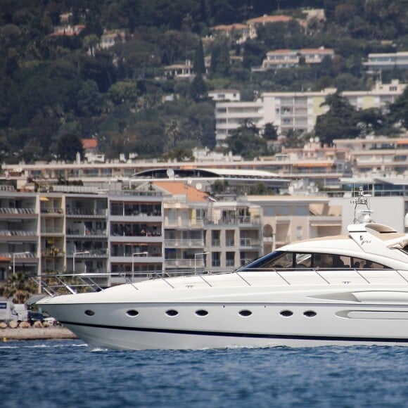 Exclusif - Pierce Brosnan et sa femme Keely Shaye Smith profitent du soleil sur un yacht lors du 71ème Festival International du Film de Cannes, France, le 17 mai 2018.