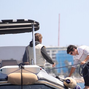 Exclusif - Pierce Brosnan et sa femme Keely Shaye Smith profitent du soleil sur un yacht lors du 71ème Festival International du Film de Cannes, France, le 17 mai 2018.