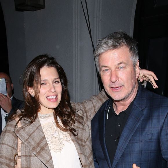 Alec Baldwin et sa femme Hilaria Baldwin s'embrassent et se câlinent devant les photographes à la sortie du restaurant Craig à West Hollywood, le 30 janvier 2018