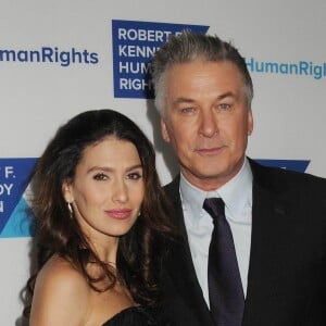 Alec Baldwin et sa femme Hilaria lors du photocall lors de la soirée "Robert F. Kennedy Human Rights Hosts Annual Ripple Of Hope Awards Dinner" à New York le 13 décembre 2017.