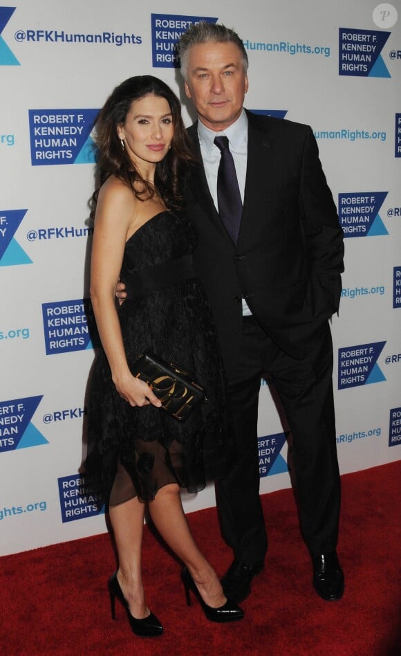 Alec Baldwin et sa femme Hilaria lors du photocall lors de la soirée "Robert F. Kennedy Human Rights Hosts Annual Ripple Of Hope Awards Dinner" à New York le 13 décembre 2017.