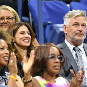 Alec Baldwin et sa femme Hilaria Baldwin lors du tournoi de l'US Open de tennis à Flushing Meadows-Corona Park à New York, le 28 août 2017.