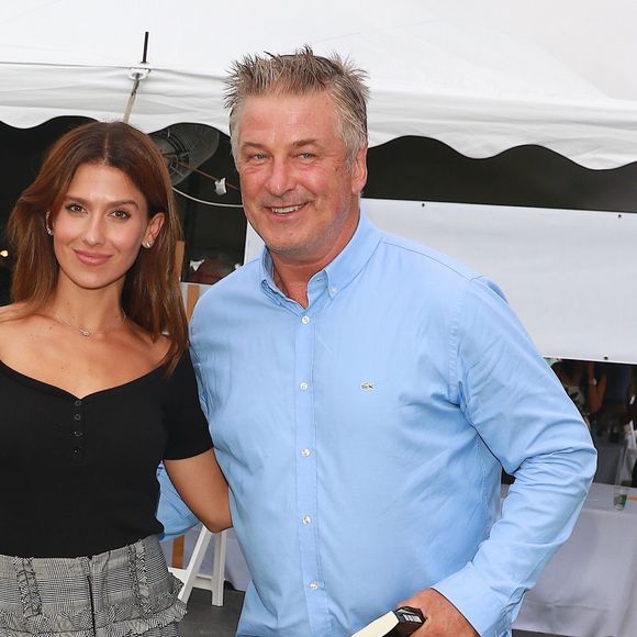 Alec Baldwin dédicace son nouveau livre accompagné de sa femme Hilaria Baldwin à la soirée East Hampton Authors Night dans les Hamptons, le 12 août 2017