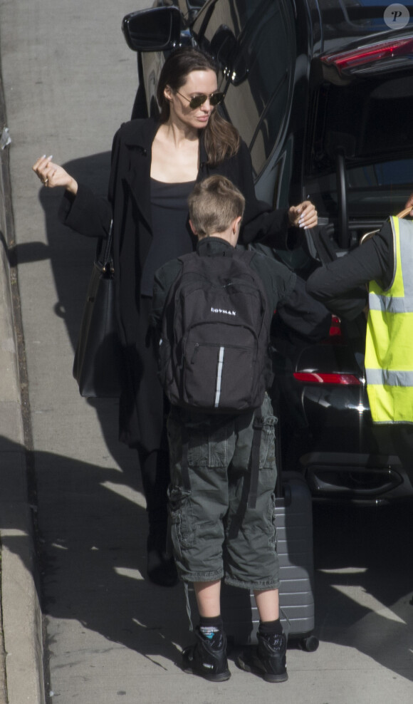 Angelina Jolie arrive avec ses enfants Knox Jolie-Pitt et Shiloh Jolie-Pitt à l'aéroport de Heathrow à Londres, le 17 mai 201817/05/2018 - Londres