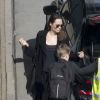 Angelina Jolie arrive avec ses enfants Knox Jolie-Pitt et Shiloh Jolie-Pitt à l'aéroport de Heathrow à Londres, le 17 mai 2018