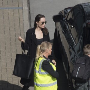 Angelina Jolie arrive avec ses enfants Knox Jolie-Pitt et Shiloh Jolie-Pitt à l'aéroport de Heathrow à Londres, le 17 mai 2018