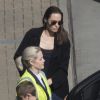 Angelina Jolie arrive avec ses enfants Knox Jolie-Pitt et Shiloh Jolie-Pitt à l'aéroport de Heathrow à Londres, le 17 mai 2018