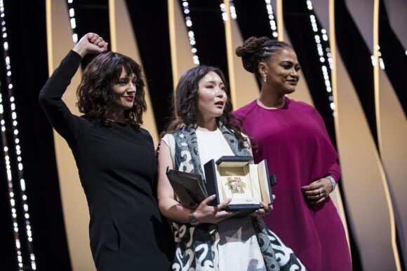 Samal Yeslyamova reçoit le prix de la meilleure actrice pour le film 'Ayka' (The Little One) des mains de Ava DuVernay, membre du jury et Asia Argento - Cérémonie de clôture du 71ème Festival International du Film de Cannes le 19 mai 2018. © Borde / Moreau / Bestimage