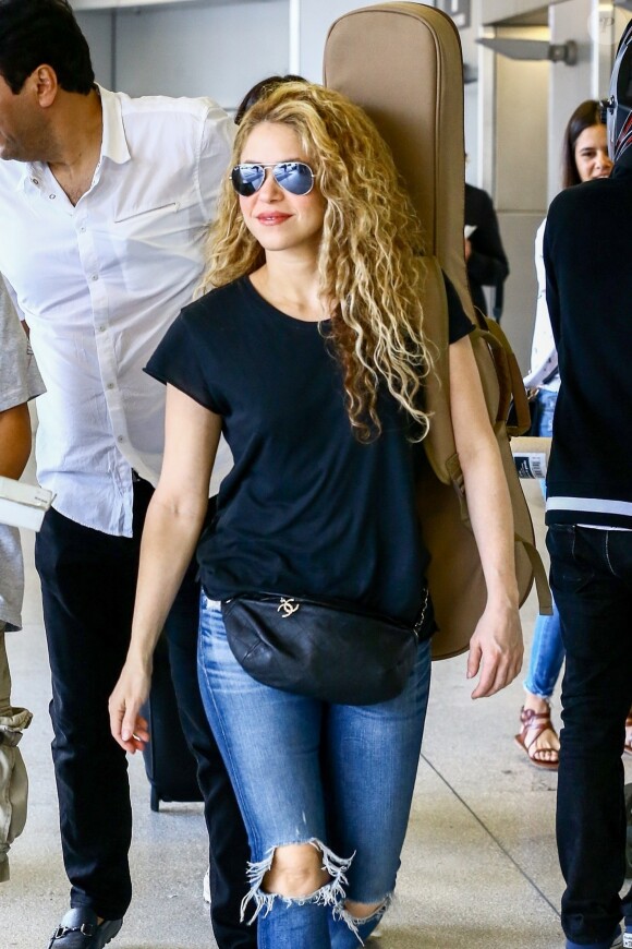 Shakira arrive à l'aéroport de Miami, le 7 mars 2018.