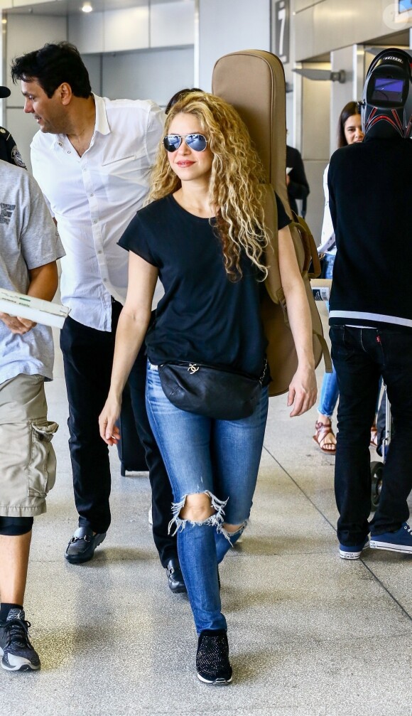 Shakira arrive à l'aéroport de Miami, le 7 mars 2018.