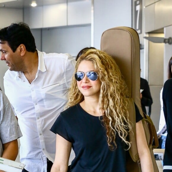 Shakira arrive à l'aéroport de Miami, le 7 mars 2018.